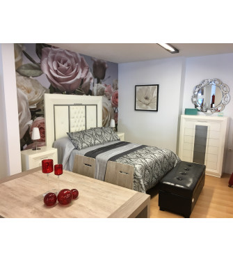 Dormitorio de matrimonio blanco con cabecera, mesitas de noche y xinfonié