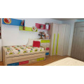 Dormitorio juvenil adaptable con cama doble compacta, armario de rincón, cajoneras y estanterías